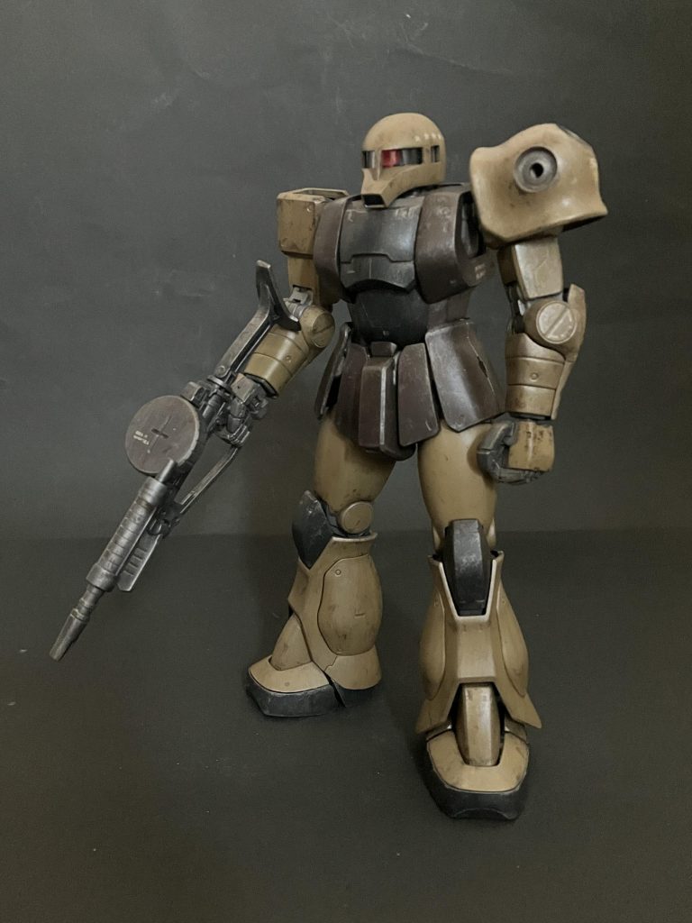武装はザクマシンガンのみとまさにsimple is the best❤️ヒートホークも持たせようと思いましたが、ハンドパーツをビルダーズのに変えた為ヒートホークは握れなくなりました