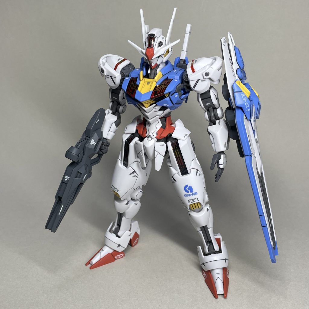 まえ デカールは、「スジボリ堂ロボデカール 注意書きマーク」を使用。 デカールにツヤがあるため、無塗装のままだと貼った部分が目立ちがちなので、トップコートを吹いてツヤを整えた方が無難です。 使い勝手はいいですが、それゆえに他の人との差別化がしにくくなったり、貼った作品を並べると同じような印象になってしまうということが起こりそう。 同一作品、同じ陣営の機体なら、統一感が出て説得力が増すので利点となりますが、多用しすぎには注意が必要だと思っています。