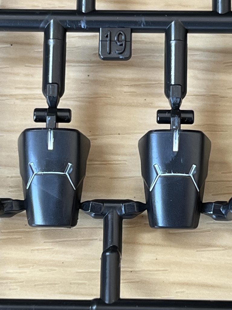 黒いパーツに蛍光ピンクを直接塗装しても綺麗に発色しないと思ったので、一度ベースホワイトでスミ入れして、下地を作りました。