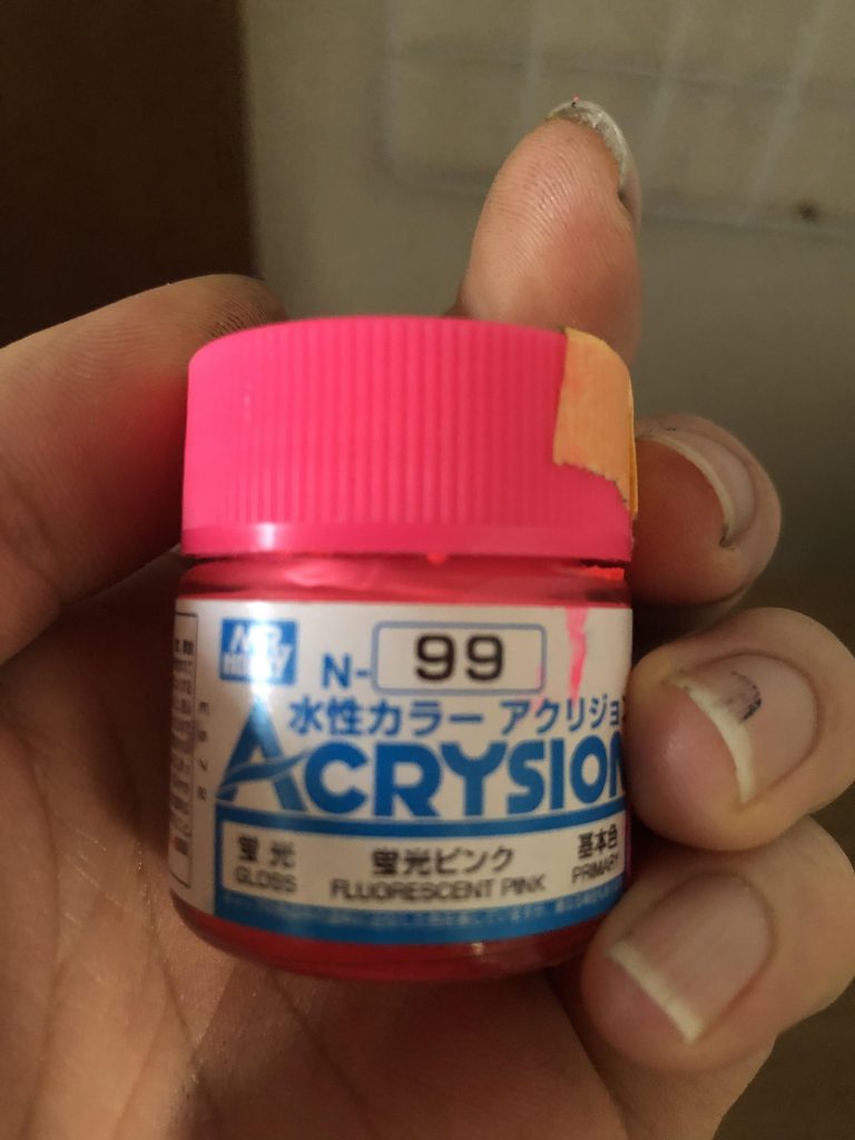 蛍光ピンクで重ね塗りして同じように拭き取る