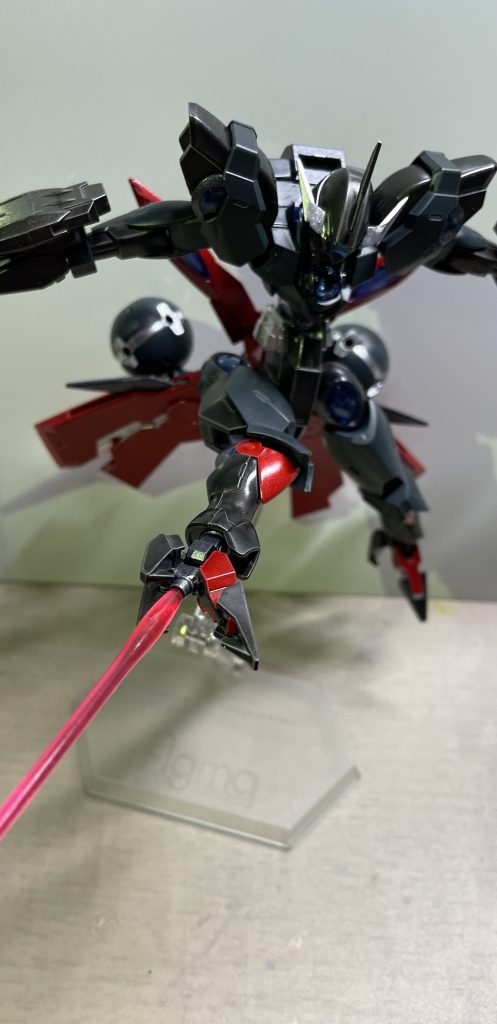 武装はほとんどべギルベウのままですが唯一足の裏にビームサーベルを追加したぐらいです。