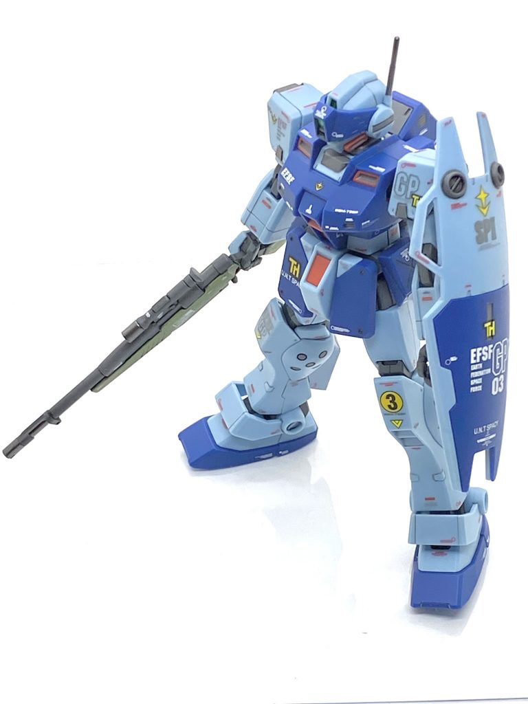 ランドセルや脚部のバーニア、アンテナ、ライフル先端以外の部分は(クレオス)Mr.カラーGXスーパースムースクリアーを吹き付けております。