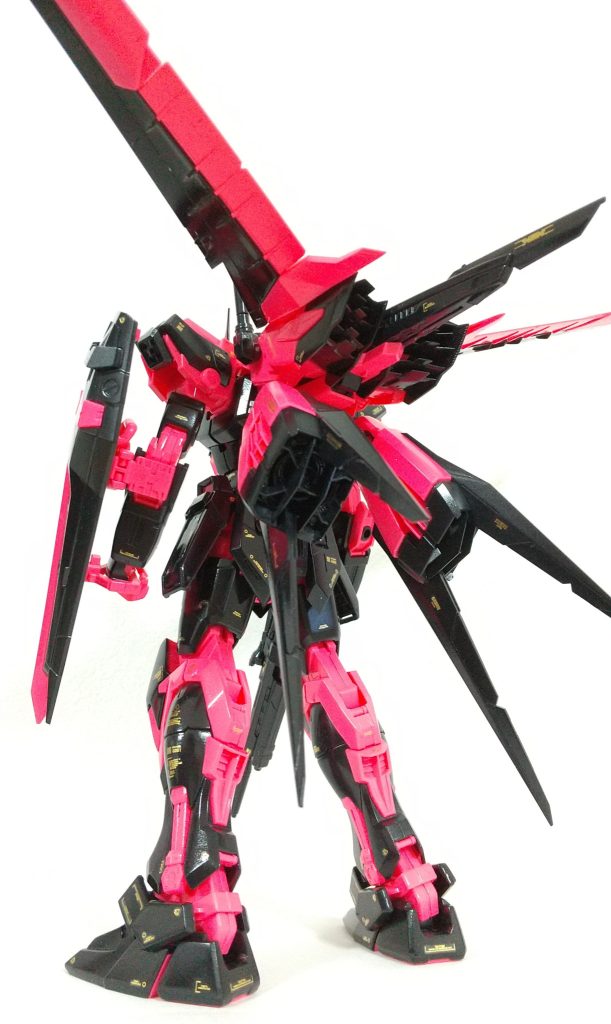 デカールはゴールドの一本槍。塗装はセンサ系のみ最低限。黒/ピンクを生かすべく、ツヤツヤに。