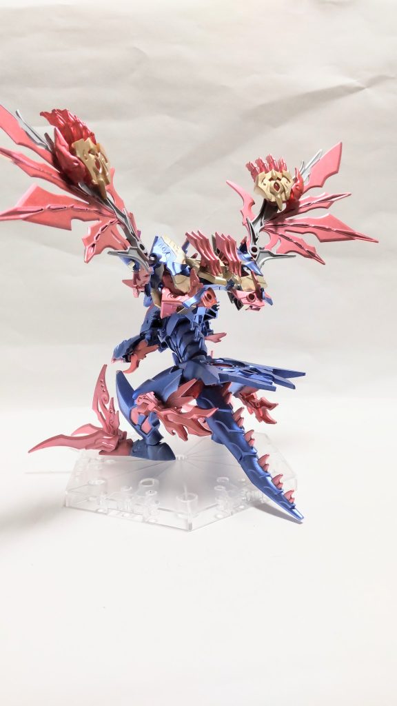 騎乗用とは別に、実験用に捕獲されていたもう一体のダークグラスパードラゴン。魔力注入実験の為、イージスの魔力を強制的に与えられ続けた結果、突然変異を引き起こした。知能はより高く、凶暴性もさらに増した。魔力源がイージスの為か、イージスの命令しか聞かない。