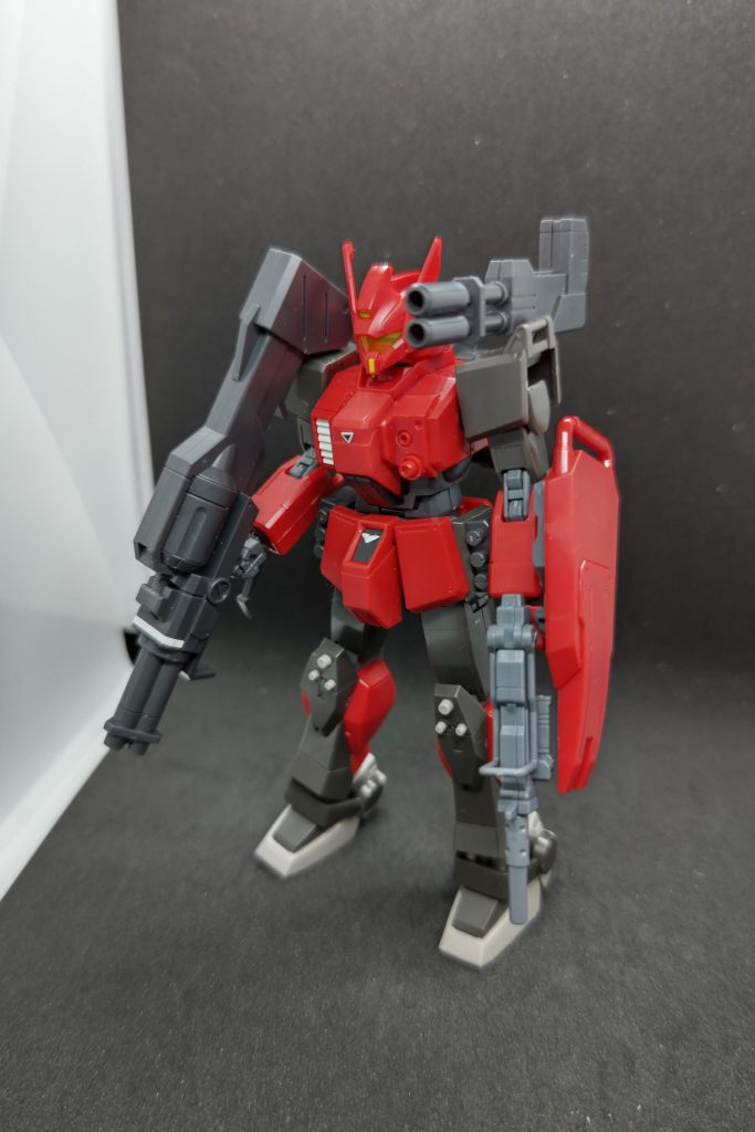 RX-79[G]RR　ガンダムRRキット自体は元のきっとほぼそのまま。シールの上につや消しマーカーを塗ってトップコート代わりにしています。肩と足、スカートアーマーの黒い部位は陸戦型ガンダム市街地戦仕様から持ってきています。こいつに関しては堅実に色を変えただけです。マーキングシールはパーソナルマークの意図が強いように感じたので貼りませんでした。