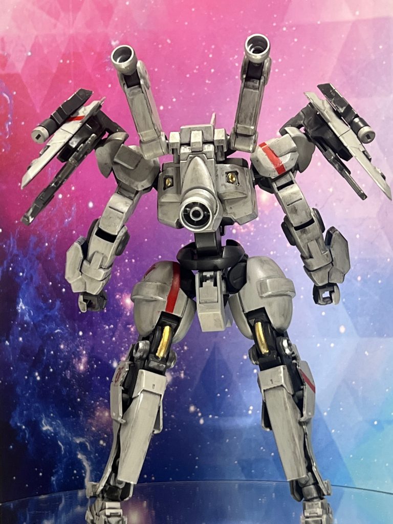 背部スラスターは大型化、姿勢制御バーニアの追加、隠されてはいますが脚部内部にもバーニアが追加されており機動性は通常のディランザの比ではありません。