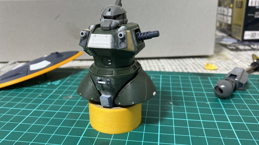 改造開始して直後。最初は使う予定だったシールドくんが映り込んでます(笑)エース機なのにツノが無いのは狙われるのを避ける為〜みたいな設定です。