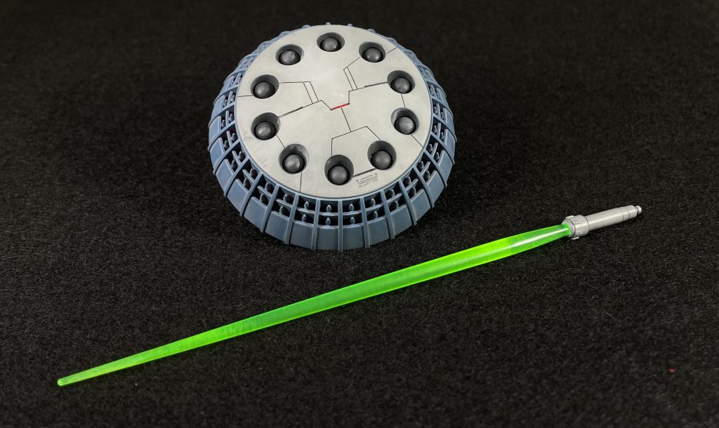 サイドアーマーから 取り外し可能のビームサーベルグリップは、バックパックからのエネルギーチューブに接続してありますが、、接続部には 金属パーツを使用してるので、、脱着のさいは テンションが 少しだけ 上がります 笑