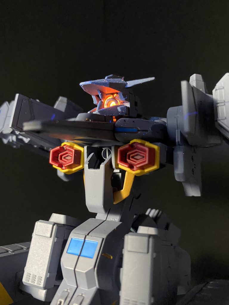 頭部センサーは蛍光エナメルで墨入れしました。