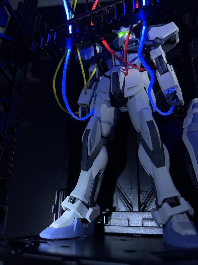 今月に百均で発売されたディスプレイベース。複数購入すれば縦横にも連結可能。110円とは思えないクオリティです。購入後に何となくディアクティブモードが頭に思い浮かび、大晦日の今日に購入して組み立て、撮影しました(笑)