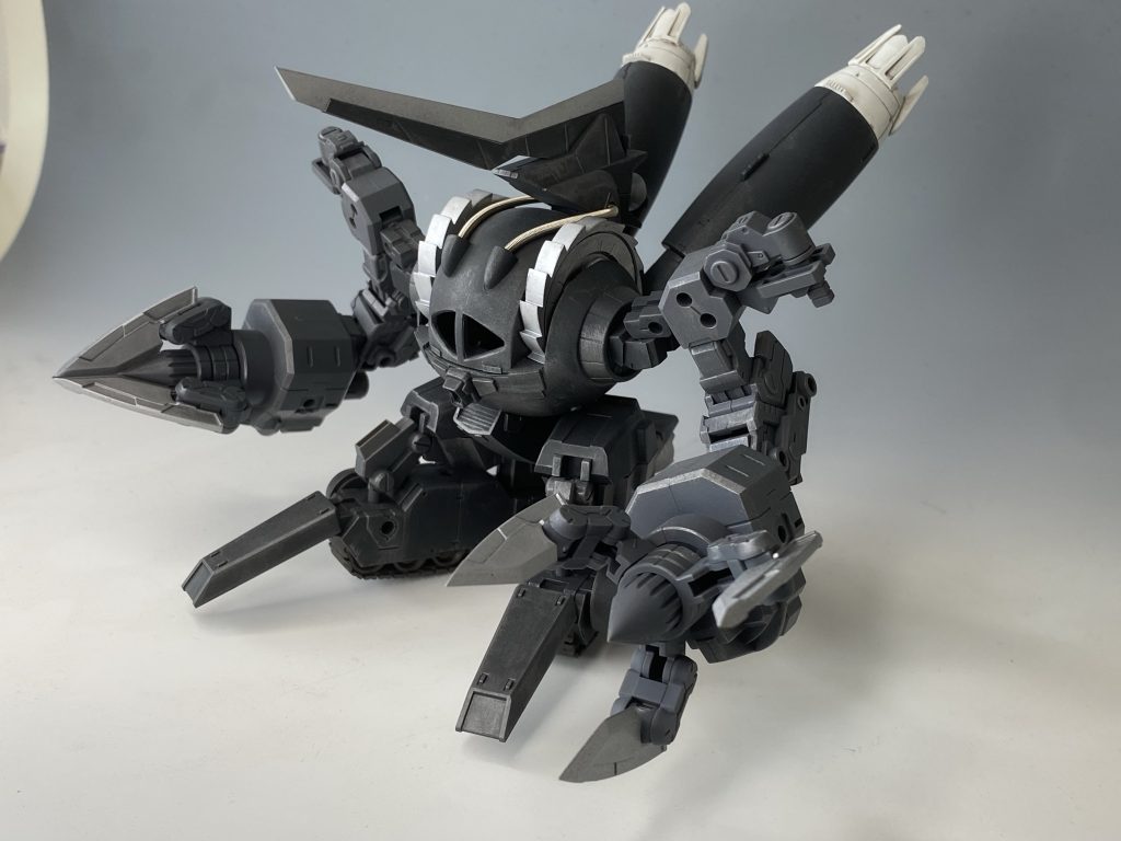 両腕に大型ドリルクロー(コトブキヤのスパイラルクラッシャー)、背部に大型ブースター(アウンリゼアーマー)、頭部に大型ヒートホーン(ザ・ノーザンポッド)などを装備。脚部は轟雷や30MMなどの組み合わせ。