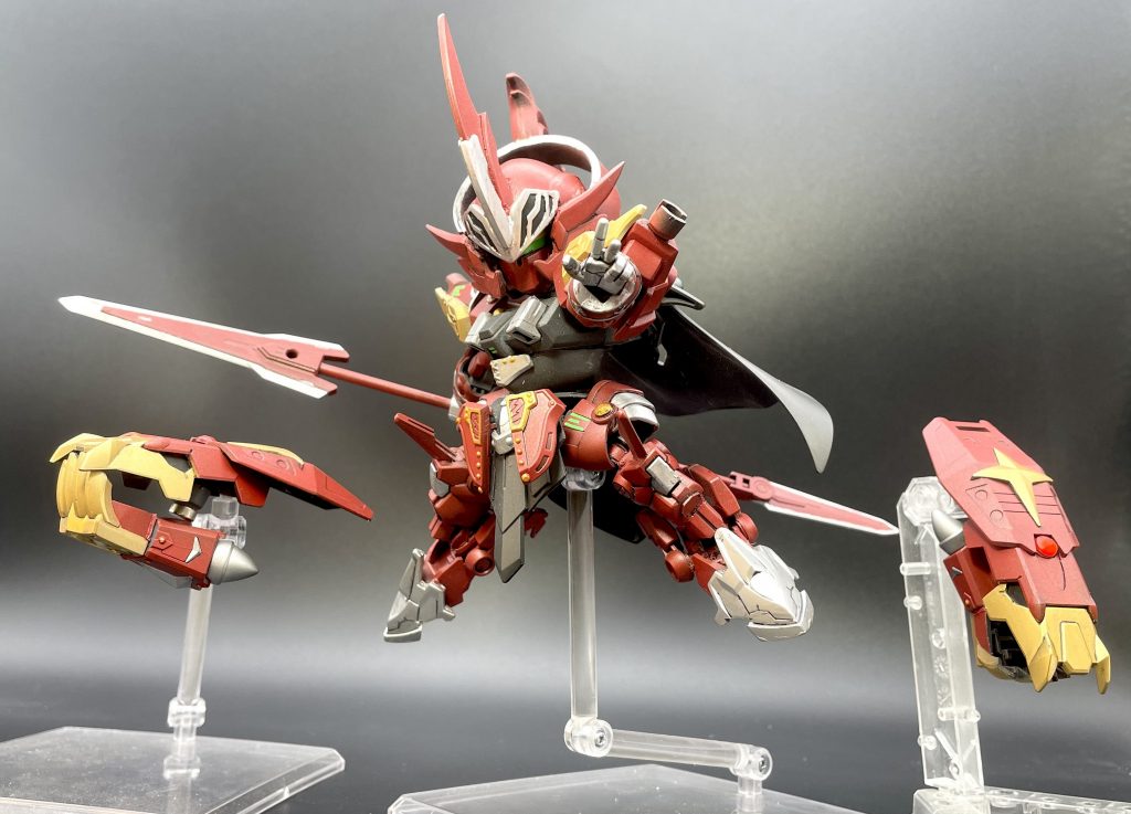 隠しギミックとして、シールドと手甲を合体させてサポートメカになるようにしました。ダリルバルデ本人は魔力を持たないが、ソロキャンプ中に助けた妖精、フェルシーとペトラが操作を担当、ダリルバルデを助けるぞ!