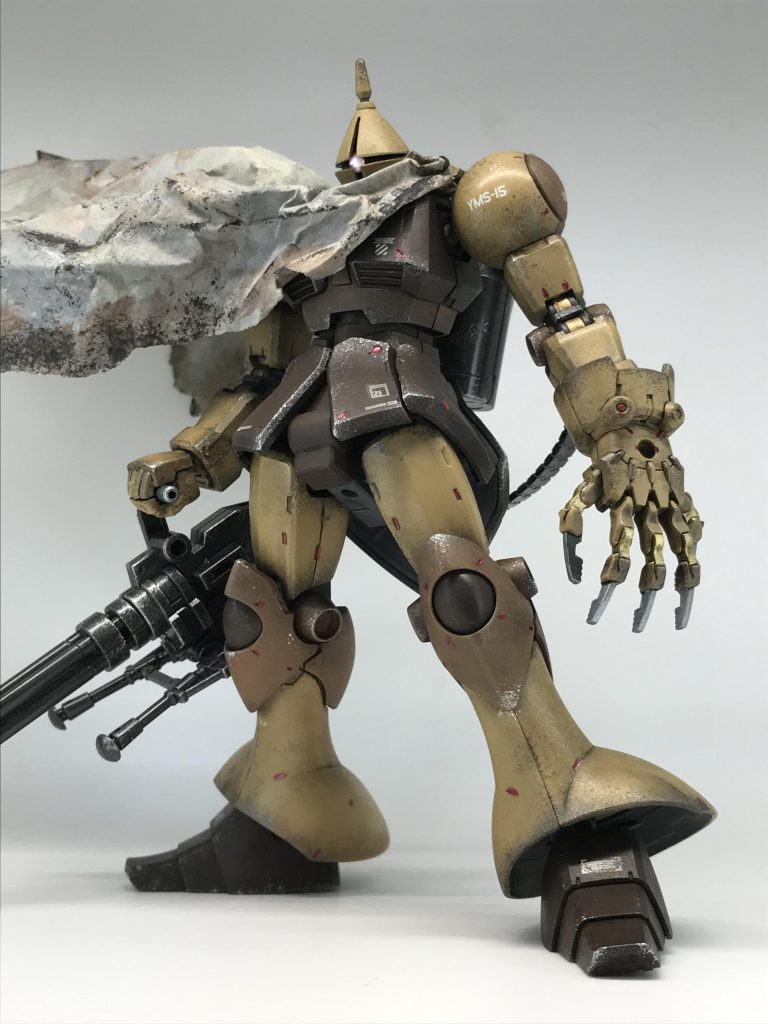 今回は前回のグフと違い、最初からマントを装備させるつもりで作製しましたガトリングと左手の爪は、ガンプラが買えないので以前買ってパチ組してあった30MMから拝借私は改造できないのでそのまま取り付けただけですが……😅