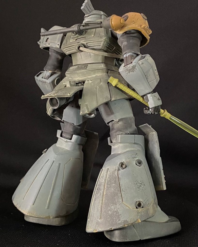 後ろ姿スカートを分割&可動可能に改造しました。ナチド兵みたくシュツルムファウスト背負わせてます。この装備のしかたはドムが一番似合ったり