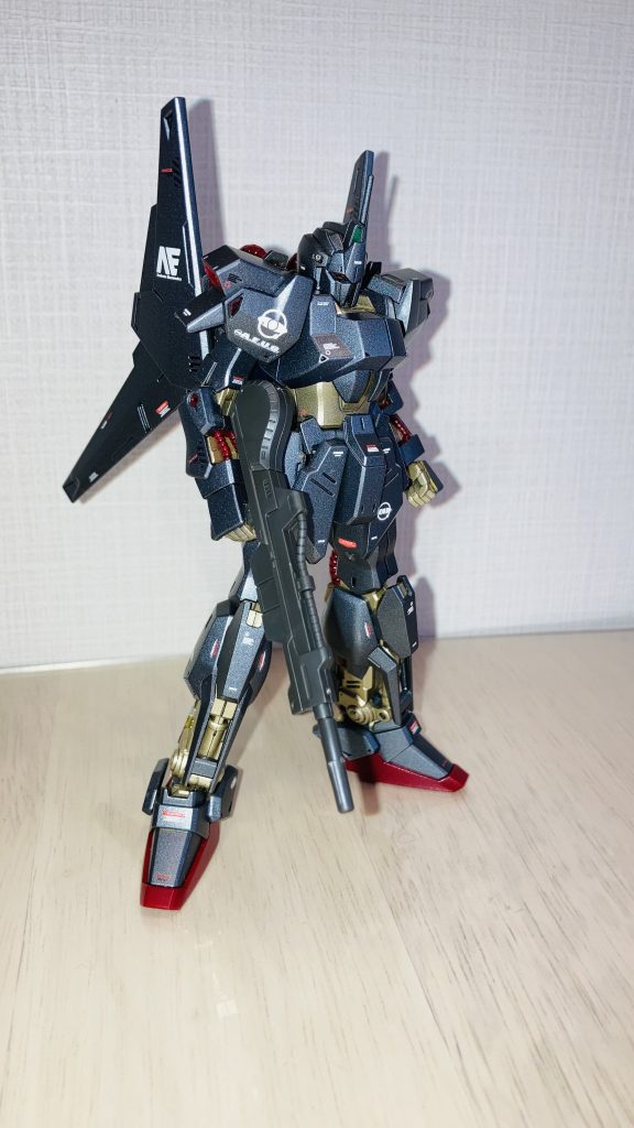 百式本来の金色部分をガンメタで、フレーム部分などを金色に塗りました。缶スプレーで。