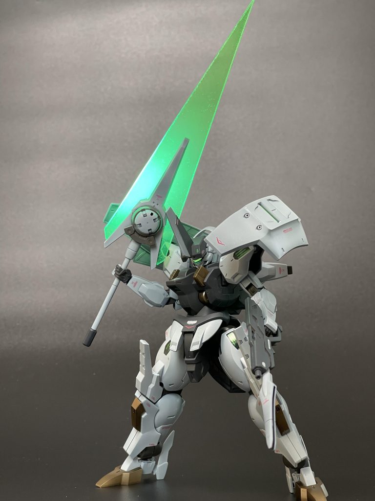 タミヤの透明プラ板を切り出し。白化しない水性接着剤で接着して積層、蛍光塗装しました。想定よりキレイに光ってくれて大満足です