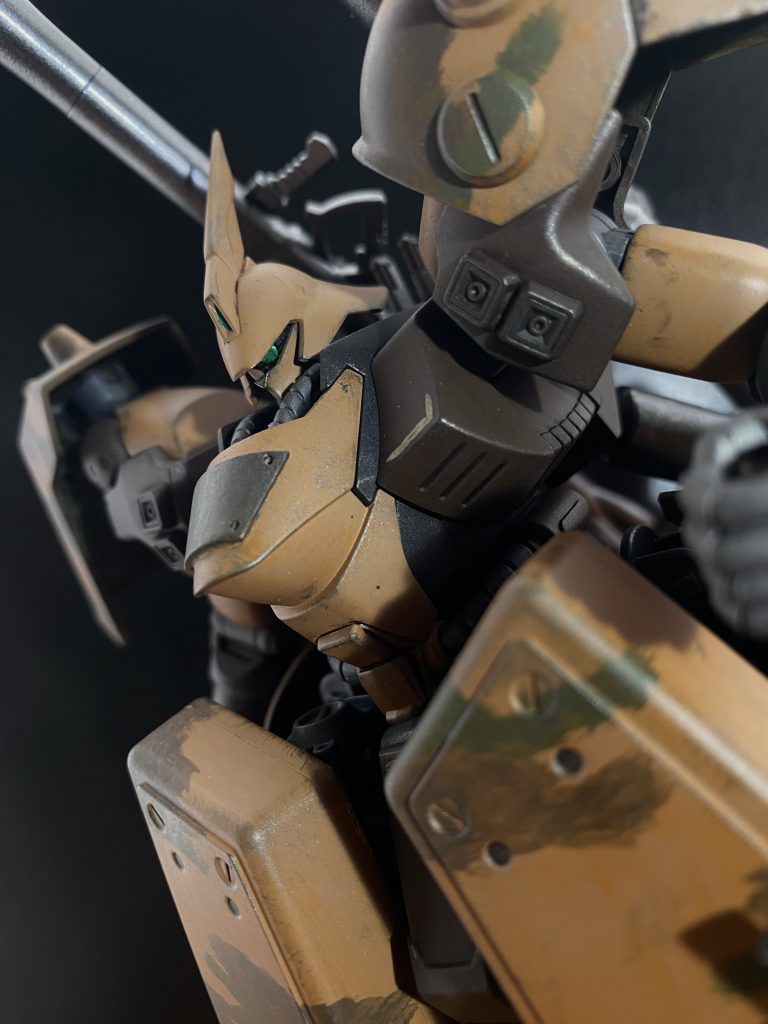 　本機体は、UC0095、オーストラリア北部に展開していた「袖付き」の部隊に届けられる機体だった。トリントン基地の航空警備網の隙間を縫って、航空輸送されていたが、本来飛ぶはずのない空域を飛行していた、命令違反の機体(ニ機のZタイプ)により発見、撃墜される。墜落現場に偶然居合わせたデリック･アビントン大尉により、二機のZタイプの撃退に成功するも、デリック大尉の機体は大破してしまう。　輸送機に搭載されていた機体、試作シールドは無事だったが、この機体の専用設計のビームライフルは、輸送機と共に爆発、焼失している。乗組員、乗っていた補充パイロット、二人の技師らは、全員無事だった。　輸送機の撃墜により、袖付きの部隊への合流が不可能になったことで、本機は機体を失ったデリック大尉に譲渡されている。その後、乗組員を始めとしたスタッフも、デリック大尉の基地の一員になっている。この時の補充パイロットが、ランドルとマーカスである。　初めこの機体は、ダークレッドに塗装され、その胸部には「袖付き」の装飾、襟飾りが、付いていたが取り外されている。それと同時に、現在の迷彩柄に塗装された。