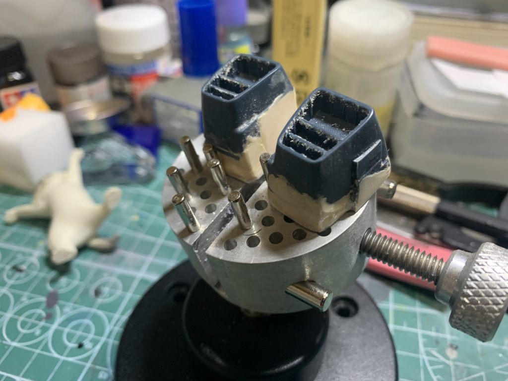 バックパックは以前作成したドムⅢどうよう旧キットのドライセンから切り出し加工