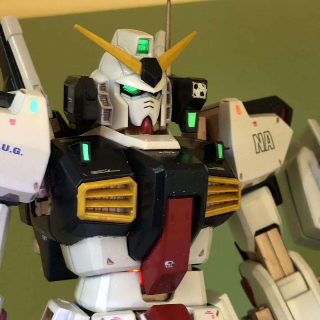 ツインアイとオデコはクリアパーツなので、裏側とか奥を蛍光塗料で塗っています。内側から発光している感が出たような。(ビームライフルのセンサも同様)目の周りはエナメル塗料の黒です。胸とか後頭部・バルカンセンサーはダイソーのシールの上にレジンを乗せています。コクピット球も蛍光レッドで塗ったので、隙間からのUVに反応してますね。肩は航空機識別よろしく緑と赤を蛍光塗料で