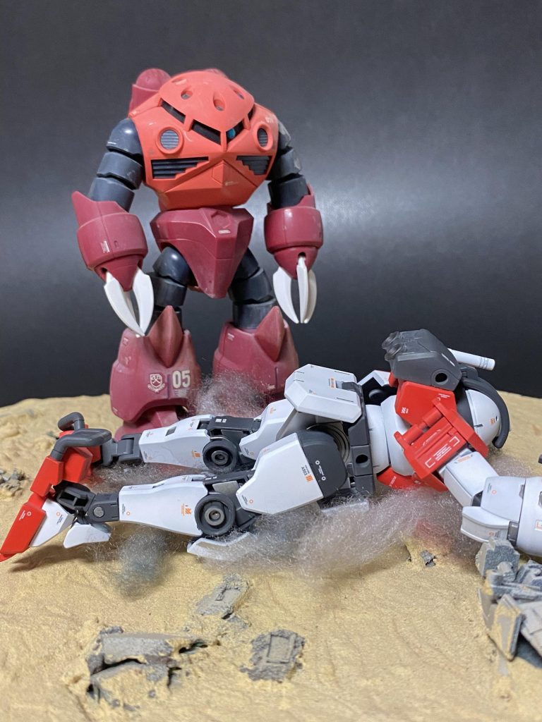 少佐「スマン、誤チェストにごわす… てか、こんなカラーリングでジャブローうろついたらイカンよ君…」