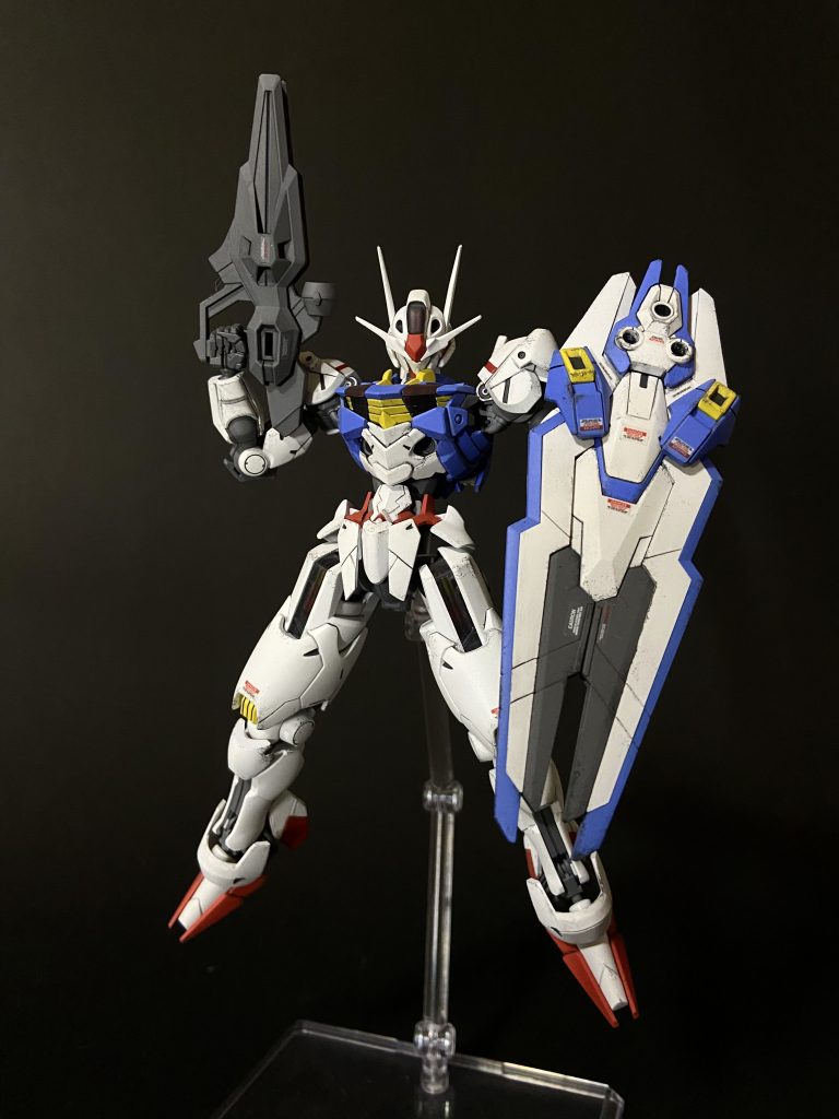 ちょいちょいマーキングシールを貼ってアクセントをつけてみたり、長年使い込んだイメージでチッピングを入れてみたり。エスカッシャンの塗り分けですが、上側の3つ穴のものだけ設定と異なる配色にしました。裏面はジャーマングレーで塗り分けて引き締め。