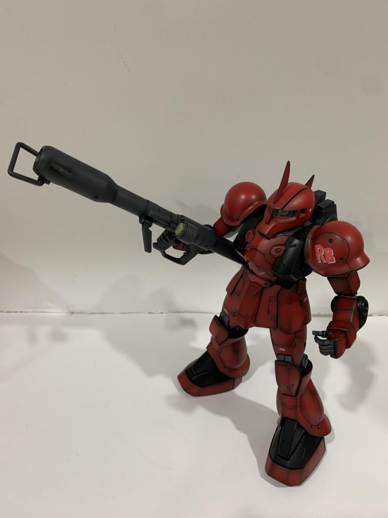 高機動型バックパックとジャイアントバズの試作評価試験を兼ねて出撃しろ、と。それで通常の3倍のスピードが出るわ、ぱっと見赤いわで、シャアとちょくちょく間違われるようになった(らしい)的な設定です。