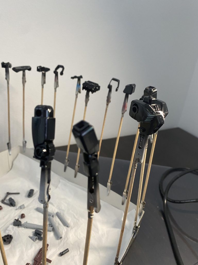 次にツヤありのブラックで、成形色を完全に抹殺します。