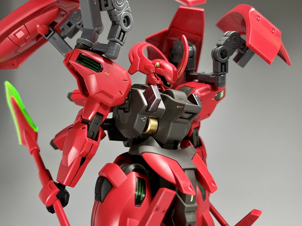 胸部アップモノアイはHアイズを入れて可動できるように、見られたくないところは黒色無双で塗りつぶし。差し色的な感じで全身にはちょこちょこゴールド入れてます。