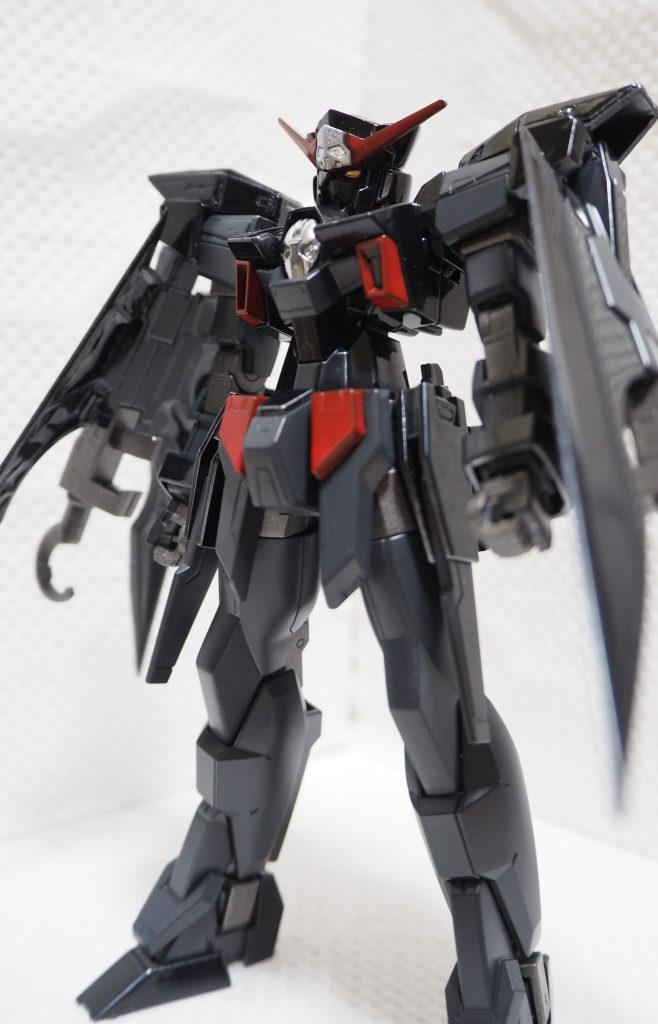 ガンダムAGEよりダークハウンドです。黒基調のカラーをいかに美しく見せるか考え、黒サフ→シルバー→クリアブラック重ね塗りにて黒パーツを塗装。これにより深みと艶を持つカラーとなりました。