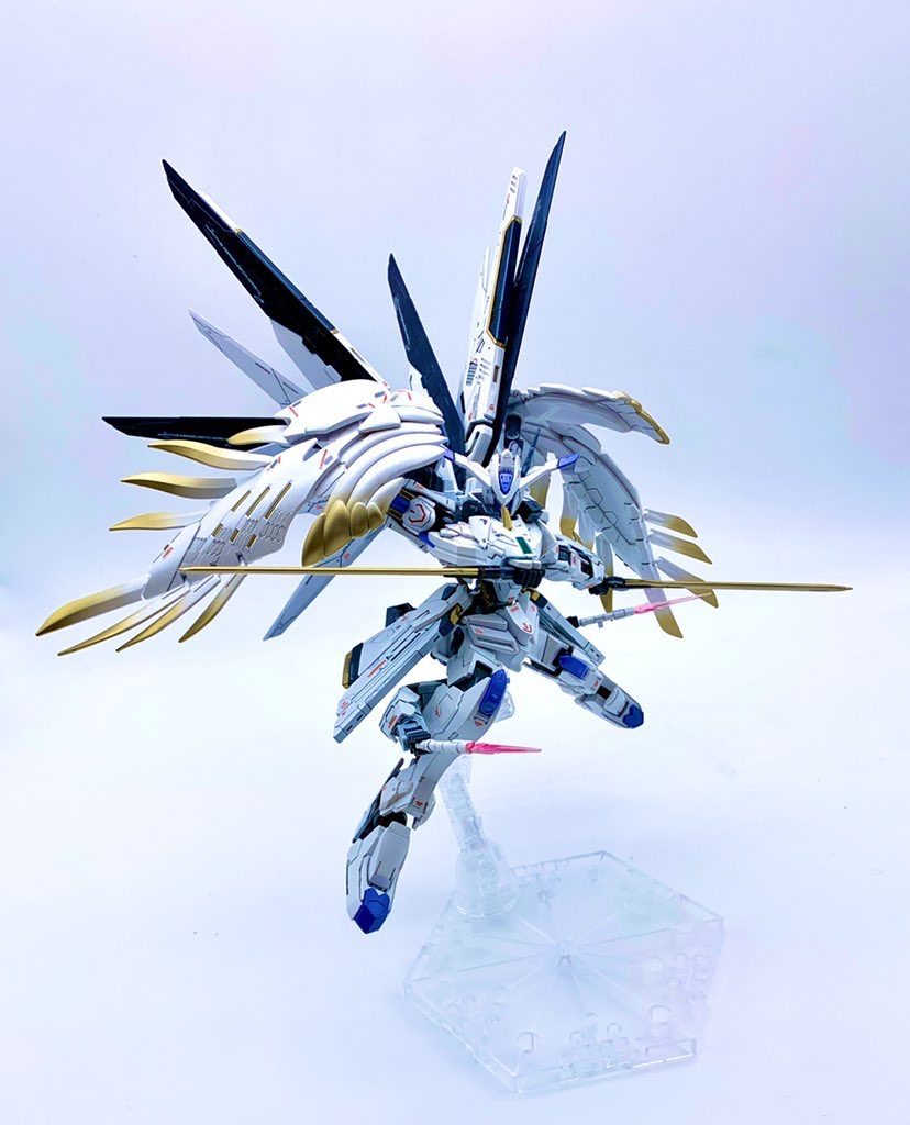 バエルソードを抜刀、腰部レールガンにマウントしたビームサーベルを隠し腕に持たせて格闘戦