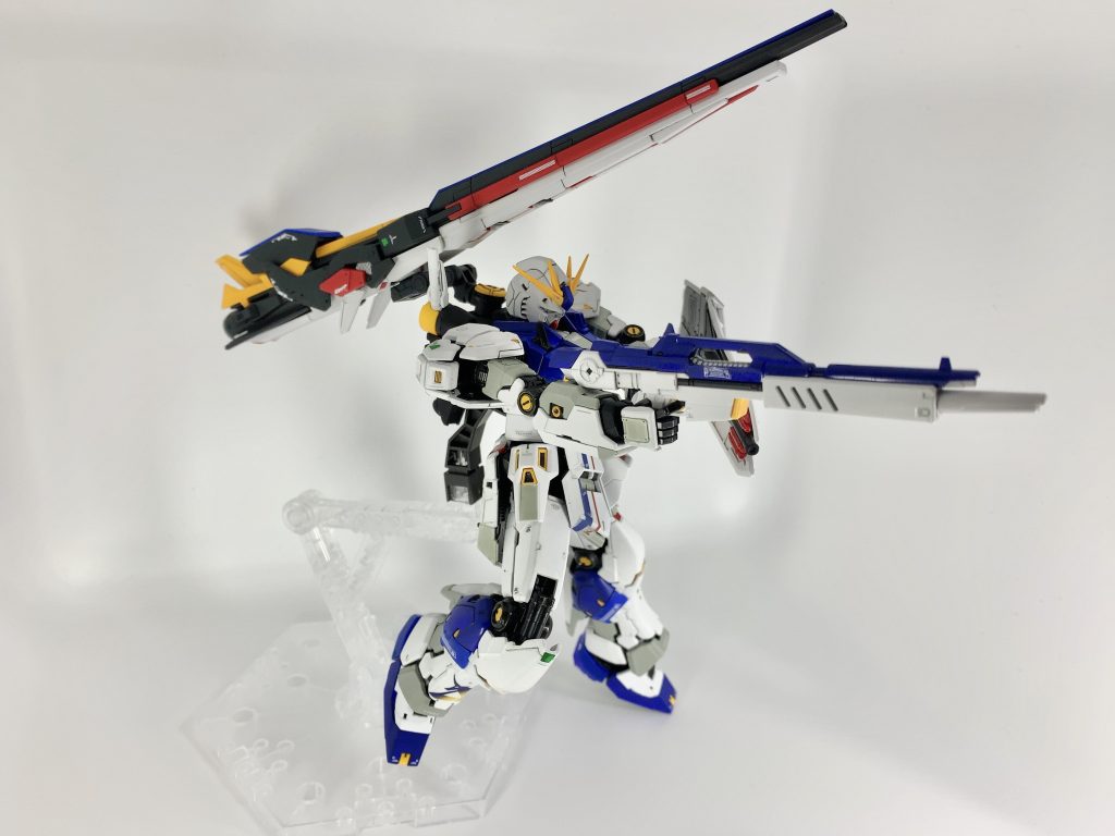 ビームライフルを構えて