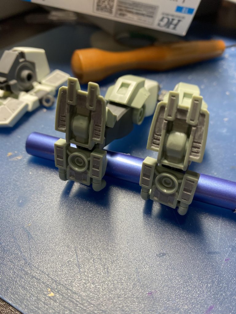 足裏もエポパテで埋めた後、モールドを適当に追加しました。