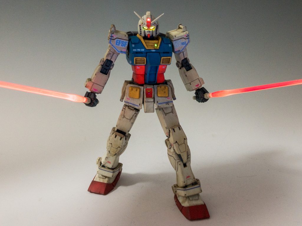 カメラとサーベルを蛍光塗料で塗っているので、ブラックライトで光ります!