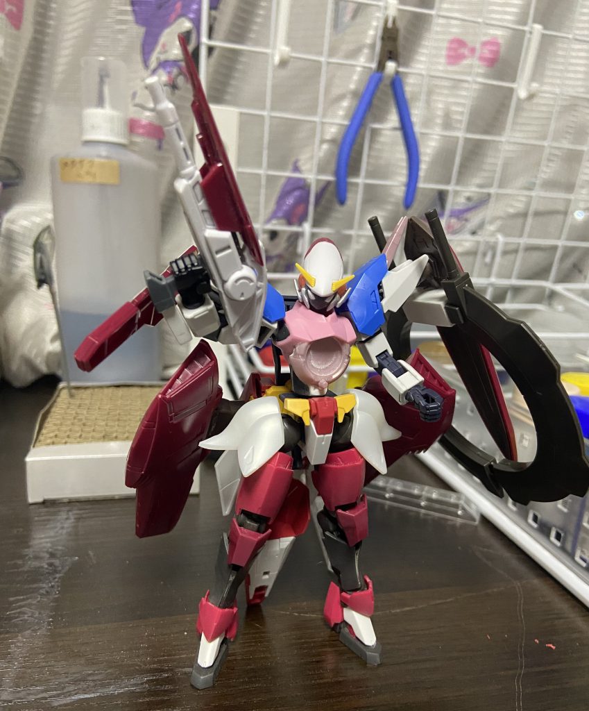 コアガンダムを使ったのでアースリィのアーマーにボールデンアームズの関節を使ってドライのアーマーを接続して指輪っぽいユーゴーの武器を取り付けられるようにプラ板の箱組みごと肩アーマーに接着、背中のコアガンダムIIの腰アーマーに３ミリ穴を開けてドライのバックパック基部ごと接続、可動できるようにしました。