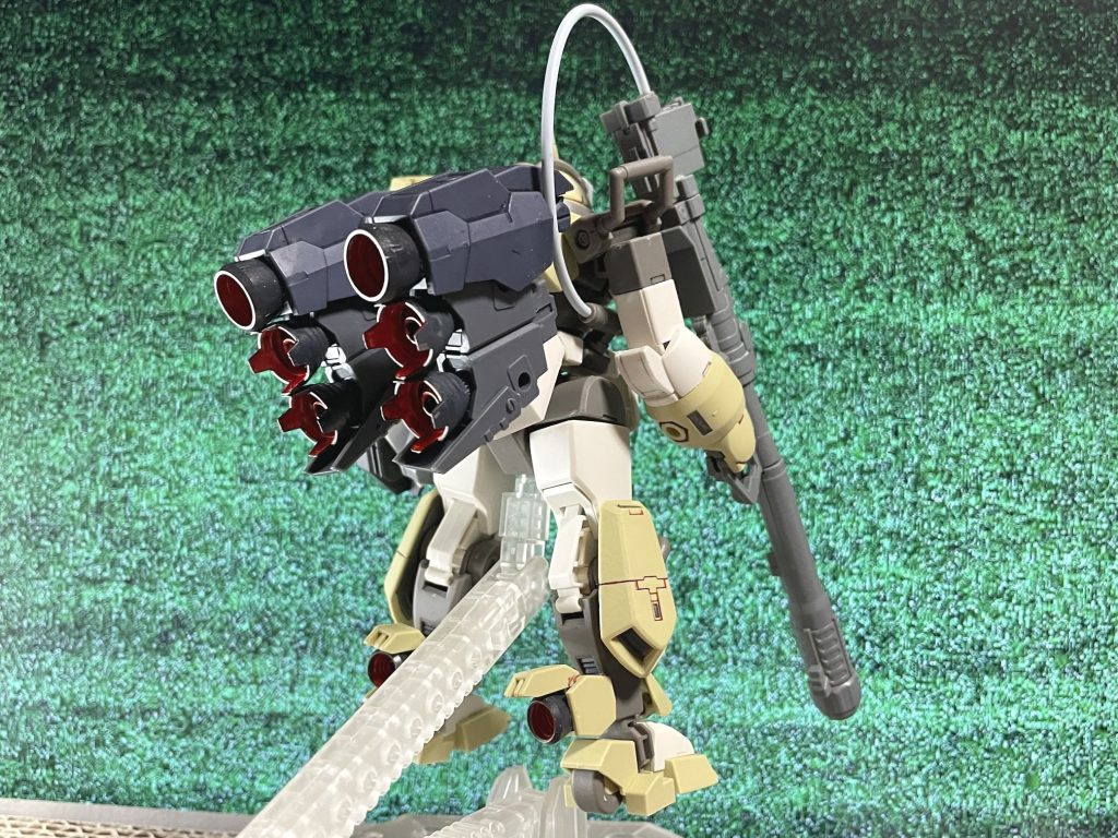 背面。バックパックの超大型ブースターと脚部の追加ブースターによるウィルダッシュターボプラスによって更なる機動性を得ている。武器に繋ぐエネルギーチューブ接続部は右腰に移動している。