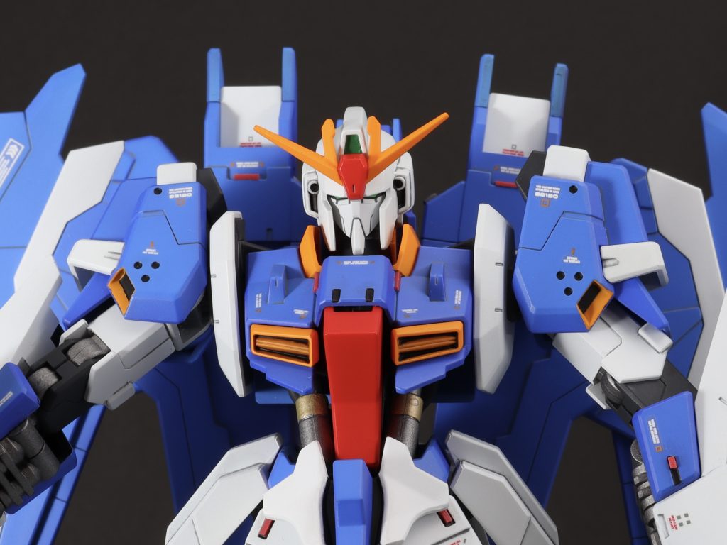 側面は濃いブルー、前面は薄いブルーで塗っています。