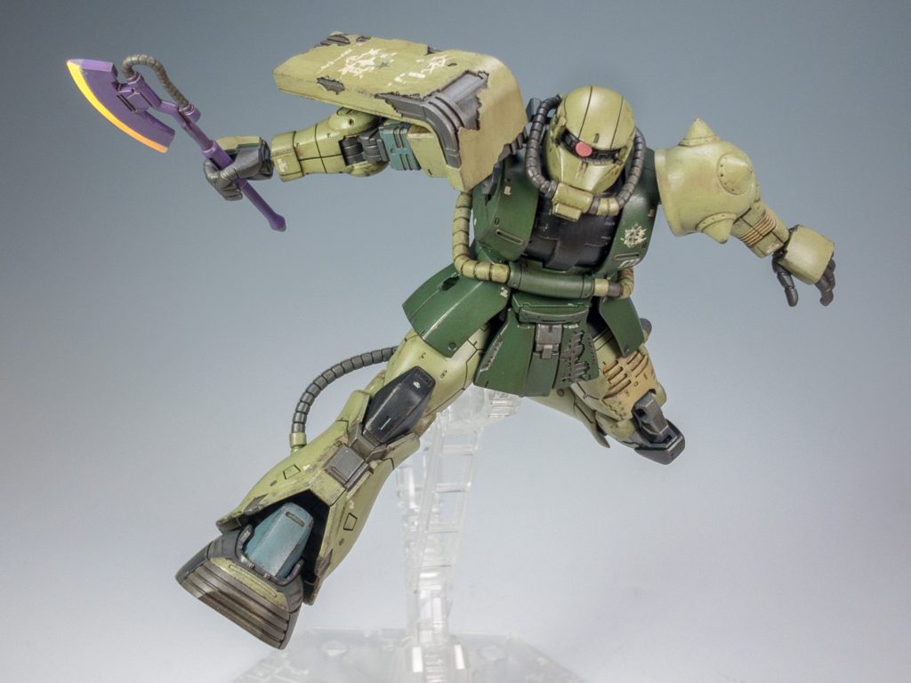 劇中アクションをイメージして。なかなか縦横無尽に動くので、ポーズを作るのも一苦労です。3mm軸のスタンドに対応してないのがちょっと残念です。