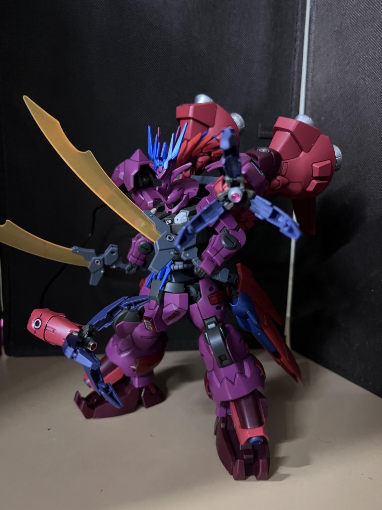 両肩に付いてある有線式クローです。グエルさんなら2基ぐらいいけると思いつけました。もちろんビームも出る設定です。ちなみに頭部のセンサーをモノアイにしてる理由は、、、特にありません。