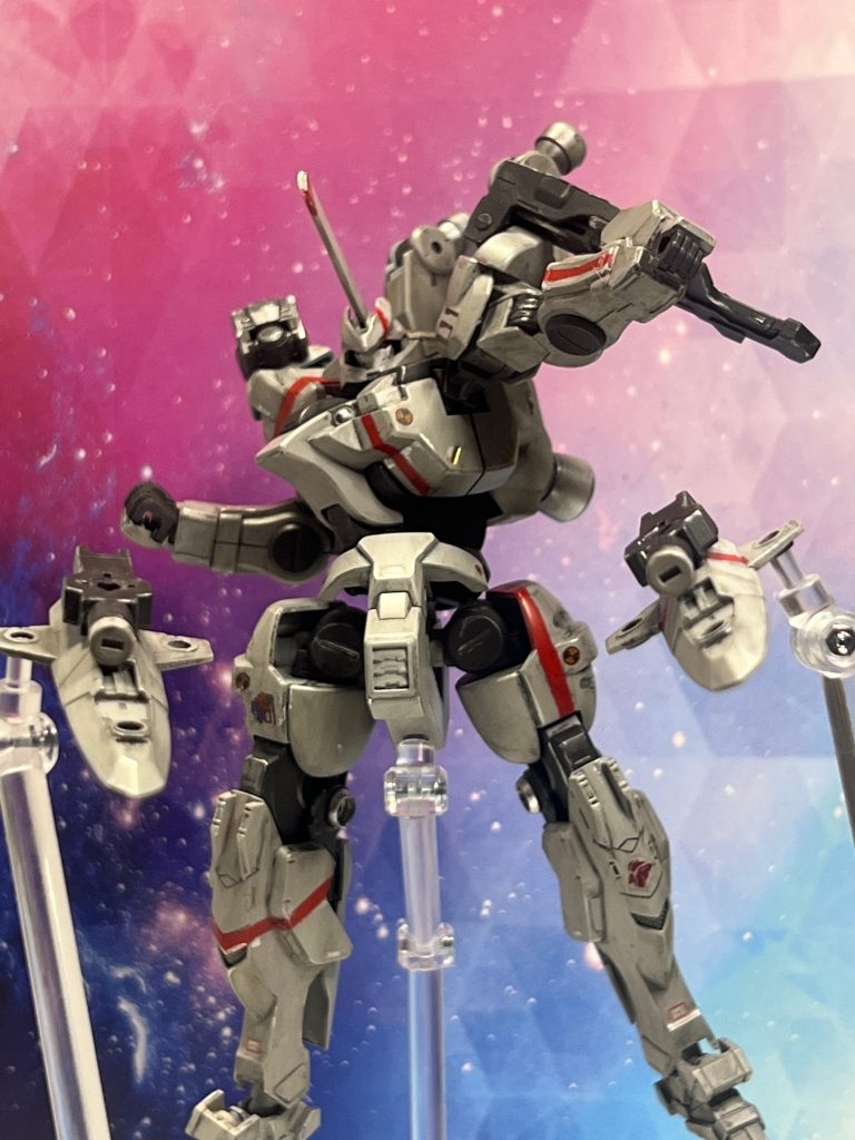 試作型アンビカー。両肩から分離して攻撃及び防御を行います。