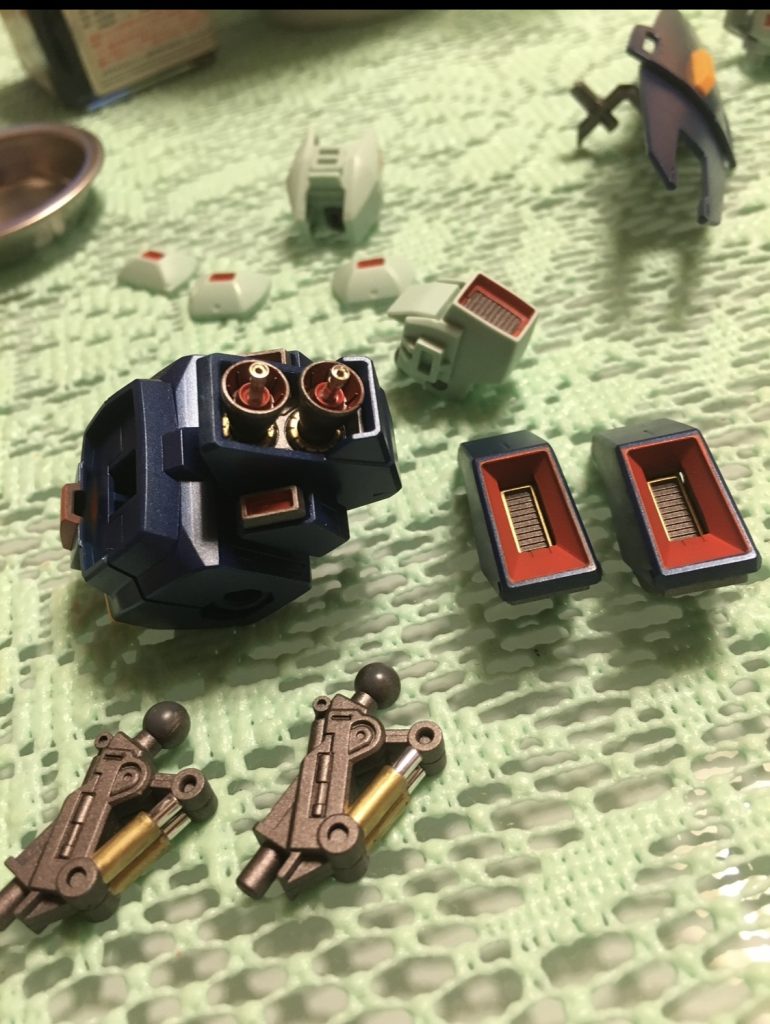 スラスターの塗り分けには付属のシールをガイドに使用したりして、少しは時短出来ました。