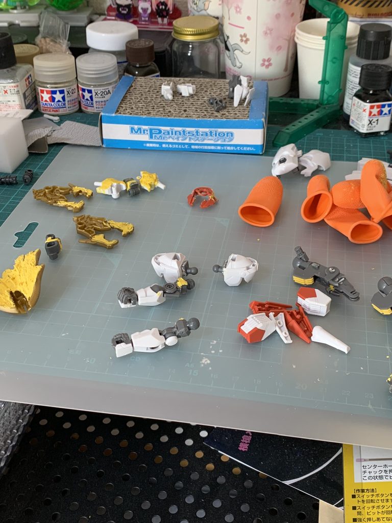 穴埋めやディテール追加など。肩はSDをそのまま使うと情報量が微妙なためプラ板で情報量を増やしたりしてます