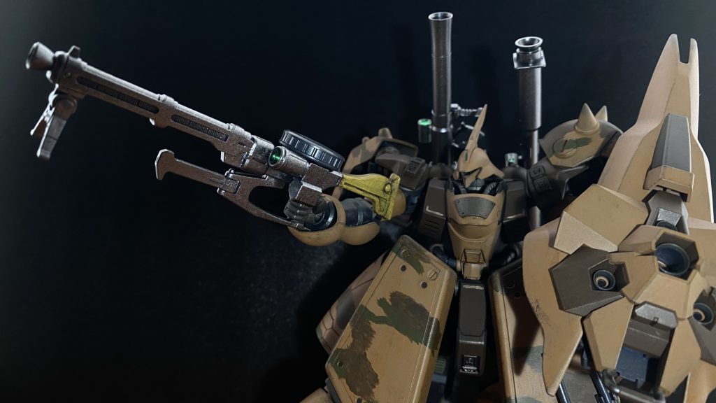 「さて、どうする。デリック。やり過ごすか？」　隣にいる一つ目の巨人が、俺の肩に鋼鉄の腕を乗せ言う。AMS-119ギラ･ドーガ。サンドブラウンの巨人、モビルスーツと呼ばれる人型機動兵器だ。全天周モニターに覆われたコクピット内では、まるで自分が25mの巨人になったかのような錯覚に陥るのだ。今、巨人となった自分の目。目の前のモニターには、その巨人の目によって、最大望遠で映し出された映像。　そこには、サンドカラーの直線的なラインを持つ機体、「ジェガン」が四機、それに追従する一機のトレーラータイプのホバートラック。「彼ら」は、今、自分達がいる台地、この台地を亀裂のようにはしる渓谷内の道に入ろうとしている。このまま行けば。「う〜ん。出来れば渓谷内の道は通って欲しくないな、マーカス、連中はどのぐらいで渓谷に着く」　渓谷内、その中を網の目のように広がる細かな道。その奥に昔鉱山だった採石場がある。そこには今、俺達が基地、隠れ家としている「家」があるのだ。まだ俺の肩に腕を乗せたままのマーカスが言う。戦闘速度ではないから十数分ほどだろうと言う声を聞きながら、隣のマーカス機、そして、150メートルほど前方でライフルを構えているランドル機に指示を出す。「ランドル、マーカス、二人は渓谷入り口の崖の上に待機。俺は連中をこの台地に釣り上げる。」