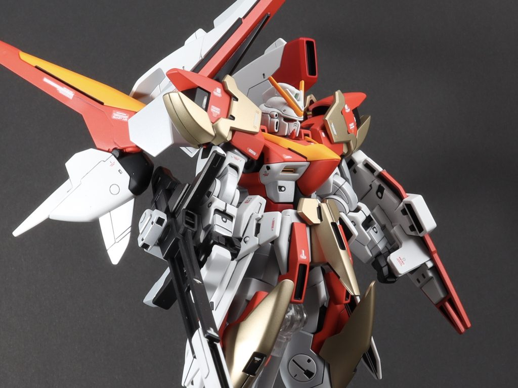 メインの赤部分はガイアのローズブライトレッドで朱色に近い感じに。ゴールド部分はクレオスのスーパーゴールド2で落ち着いた感じにしました。今回は色変えモールド追加と、やりたい事は出来たように思います。