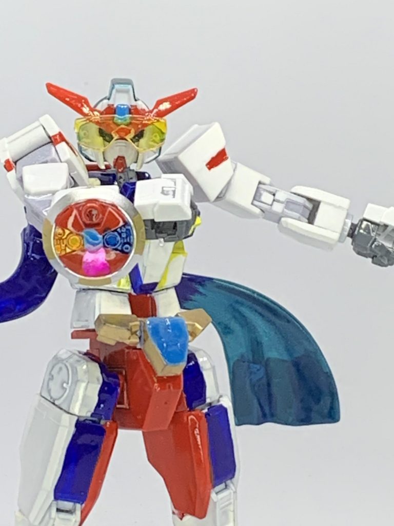 腕のバックルはネオジム接続で取り外し可能です。ビルダーズパーツのレドームを使用しています。バイザーもコアガンダムベースなのを活かして取り外し可能、メルクワンのアンテナパーツの下部を切り離し、創彩少女庭園のメガネセットのバイザーを接着。バイザーはクリアイエローで塗装しています。