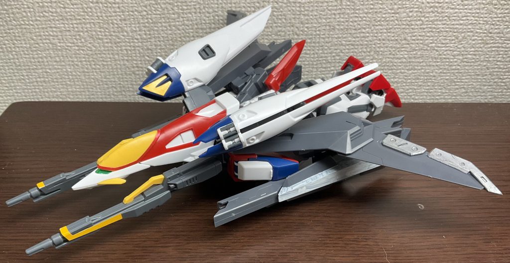 中・低速飛行形態翼を大きく横に広げているため、飛行時の安定性はかなり高いですちなみに飛行形態ではシールドバスターライフルを手に持ちます