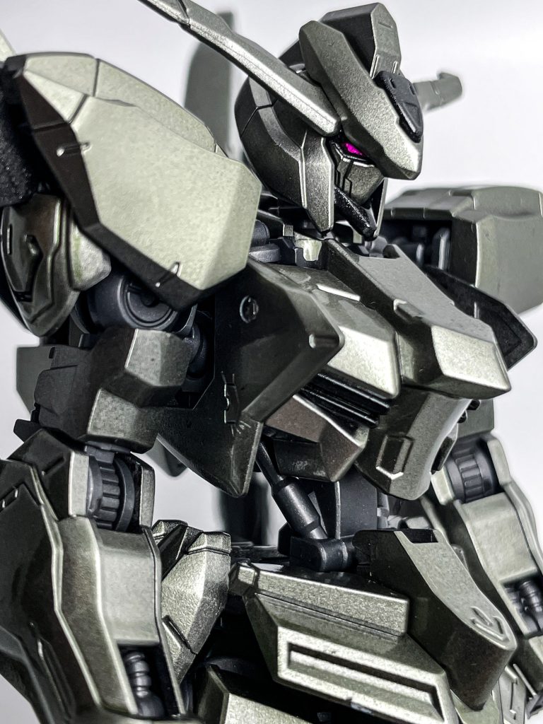 メインの装甲の金属感を意識しました！また、サフカラーにピンクのアイカラーがバエル(映える)のもお気に入り！