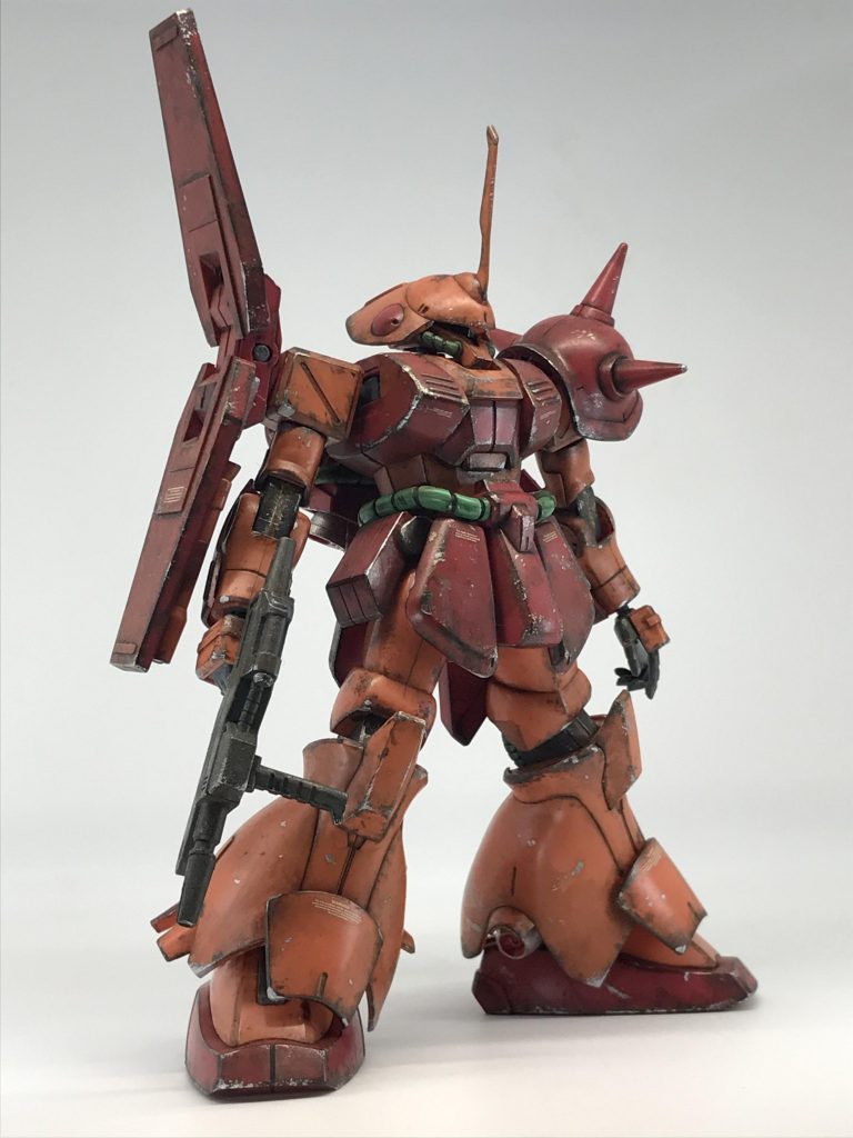 これも私のガンプラ復帰の初期作品なのでただ汚いだけやなぁ😓幼少期以来のガンプラ復帰で、最初の数体はライダーjoe先生の汚しの作例を拝見させてもらうまでは、パチ組→墨入れ→つや消しスプレーで完成させてましたそしてライダーjoe先生の作例をみて今まで作ったガンプラを汚し始めたのですこのマラサイは汚しの練習の生贄に…🙄