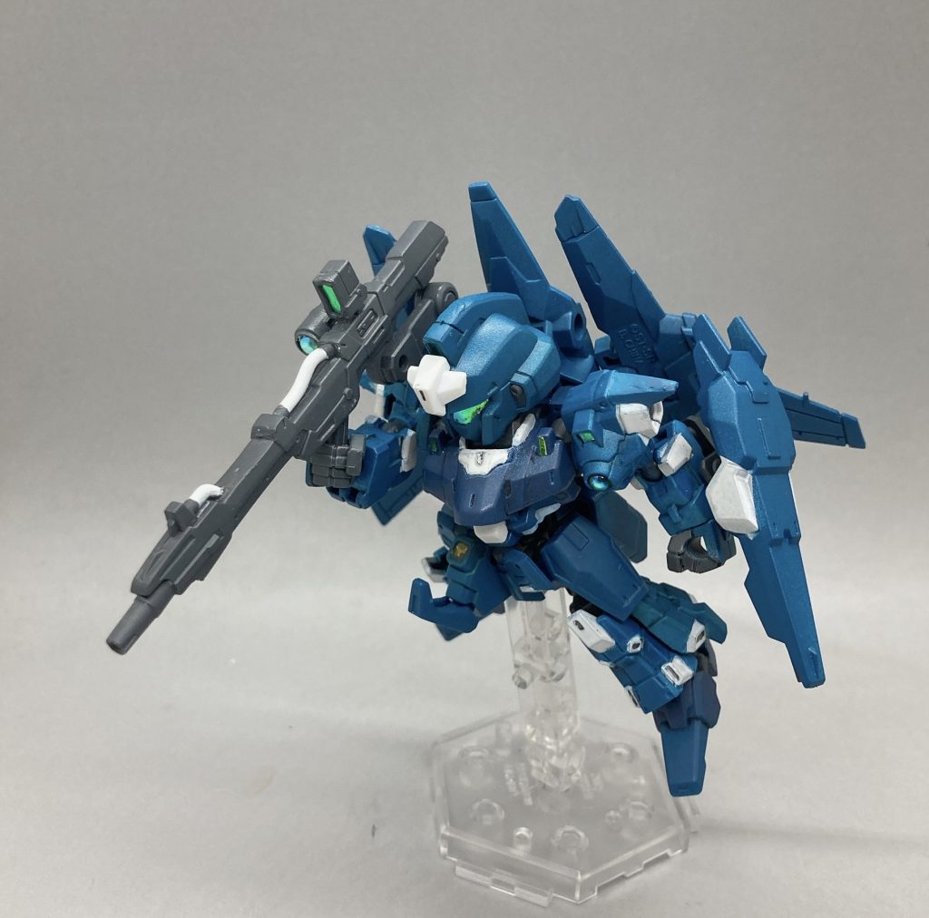 メガランチャーを持てるギミックはキットのままです。