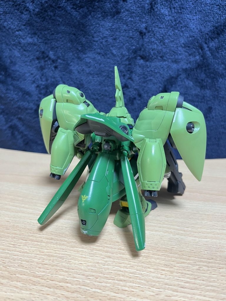 とにかく使えそうな装甲やプロペラントタンクなどを穴あけ･接続アームで付けまくりました。 