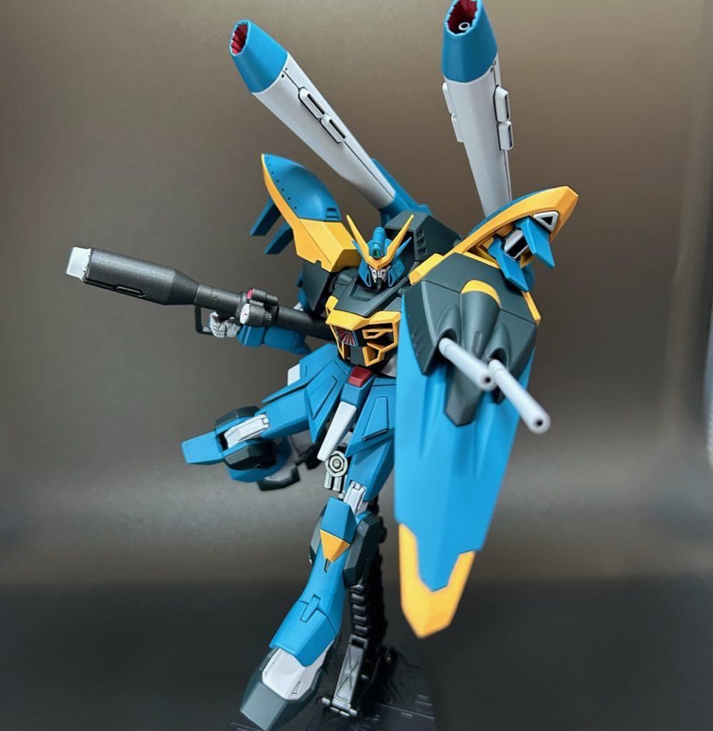 シールドはグリップで保持する形に変更し、シールドそのものの可動域を確保。ケーファーツヴァイの砲身は軸を切り離して左右別々に可動します。